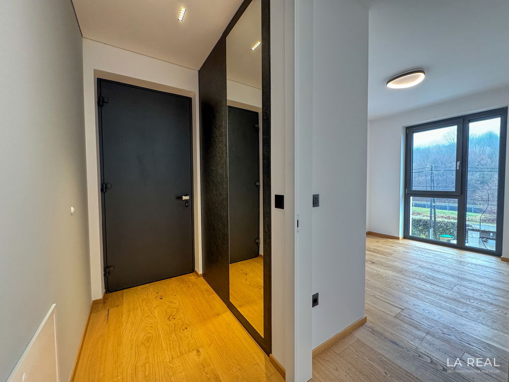 10t5zxr5oo-4032x3024__69516ea3c5616