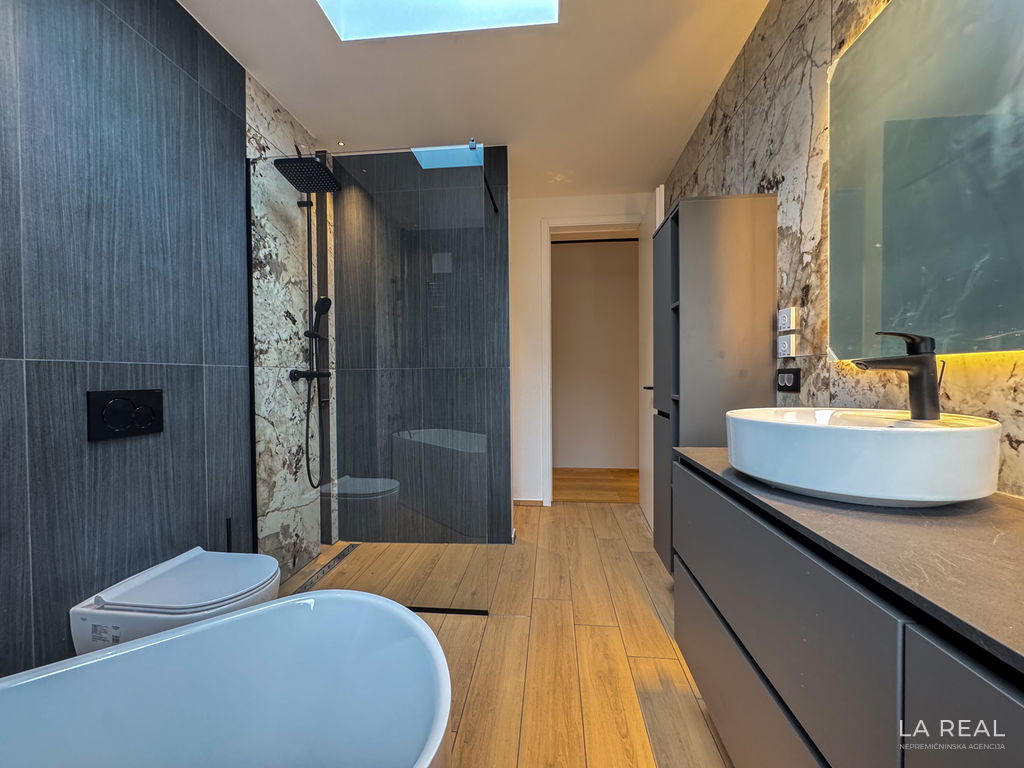 18v5rywv7s-4032x3024__69516eac32936