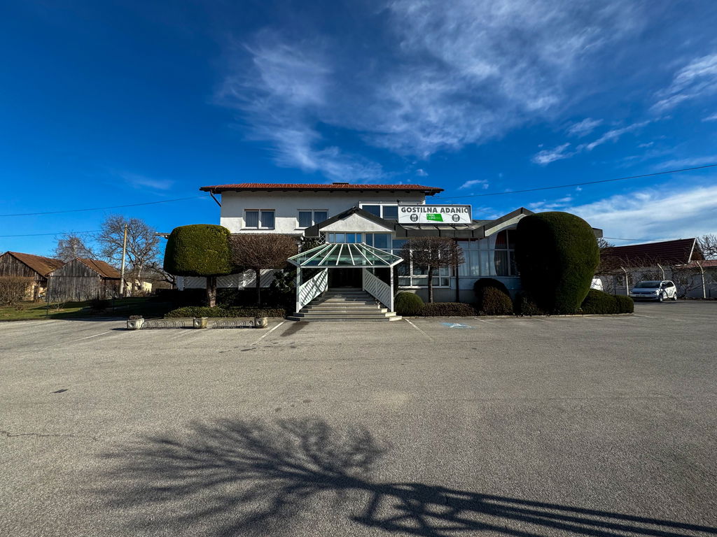 1pe0k7bb9-4032x302468826731d335c__68f1e94b8455c