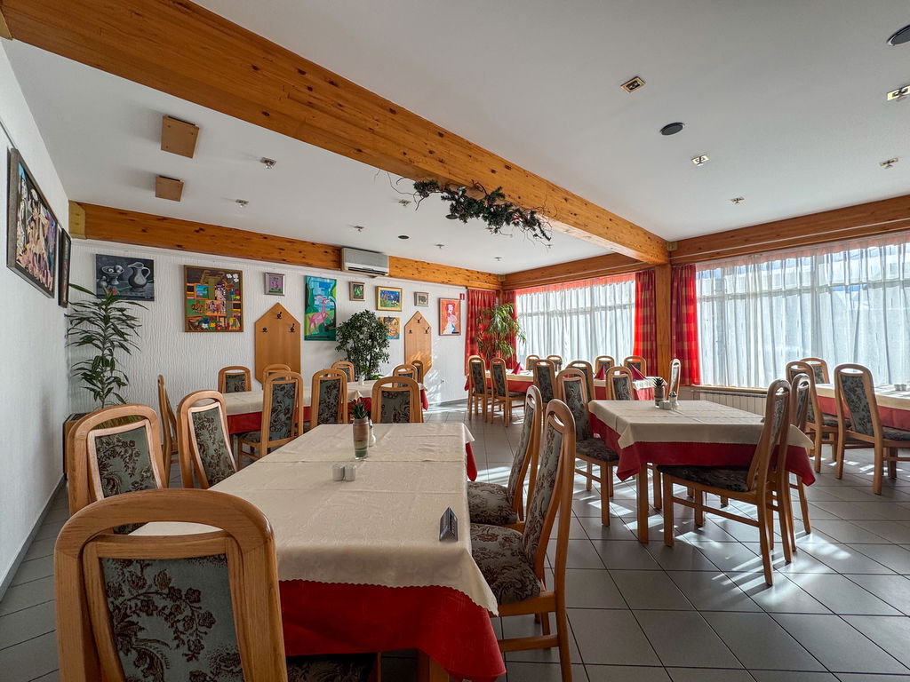 8phnj4jmb-4032x30246882673dd395e__68f1e950bc5bc